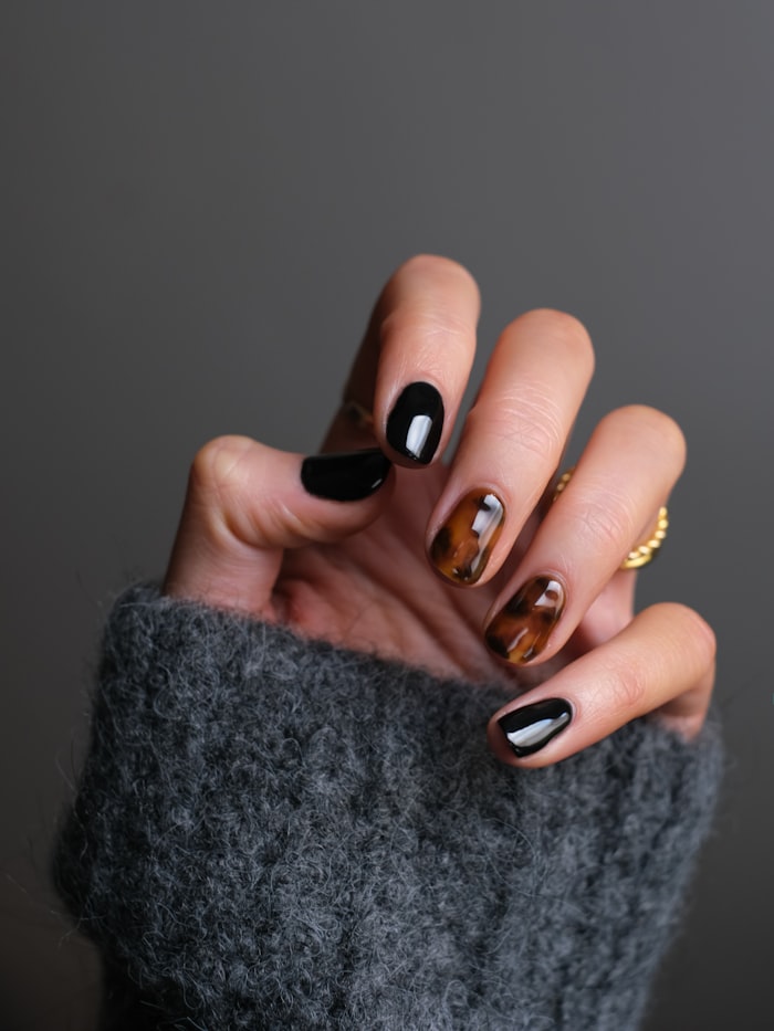 Manicura french gold con detalles dorados realizada en Valencia