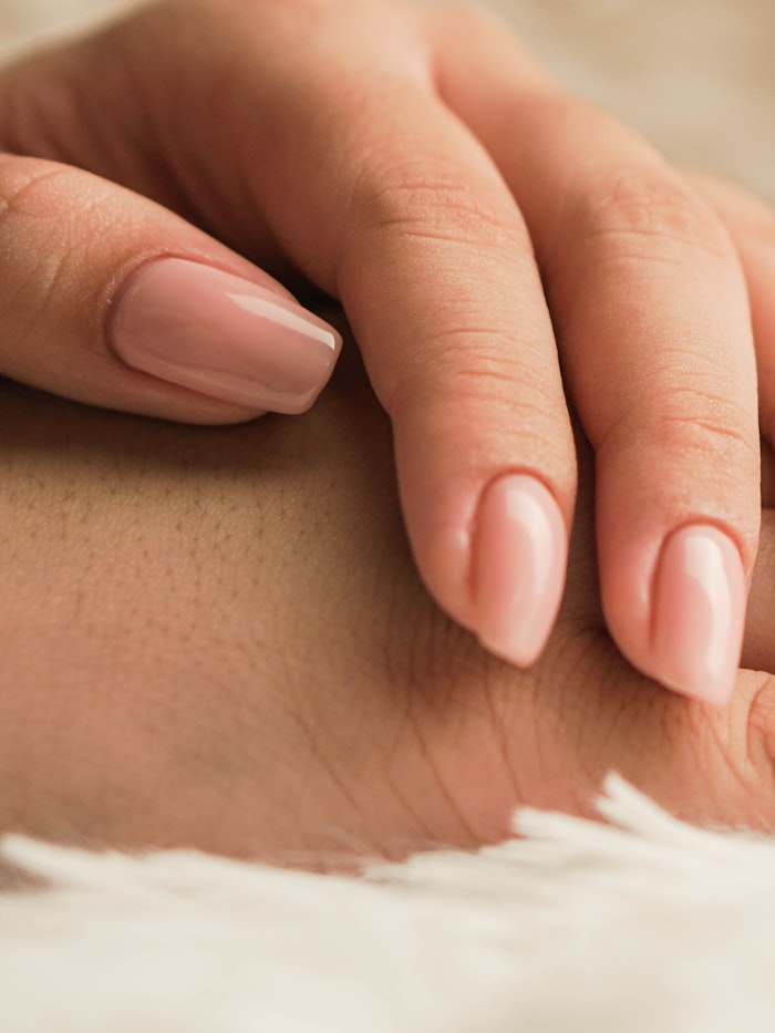Manicura semipermanente en tono nude con acabado brillante, Valencia